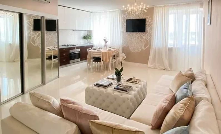 Stylish 3-bedroom apartment with a view of Chestnut Avenue