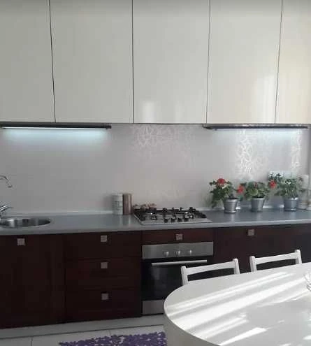 Stylish 3-bedroom apartment with a view of Chestnut Avenue