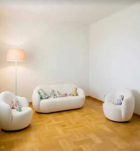 Stylish 3-bedroom apartment with a view of Chestnut Avenue