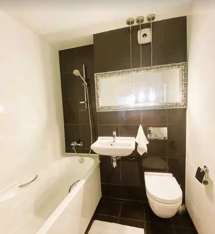 Stylish 3-bedroom apartment with a view of Chestnut Avenue