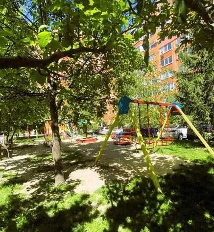 Stylish 3-bedroom apartment with a view of Chestnut Avenue