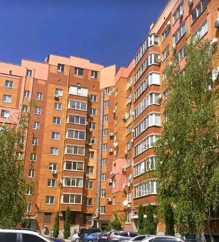 Stylish 3-bedroom apartment with a view of Chestnut Avenue