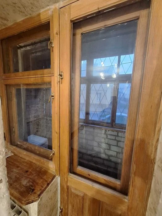 Urgent sale of 4-room apartment at 5 Dmitrievskaya Street.