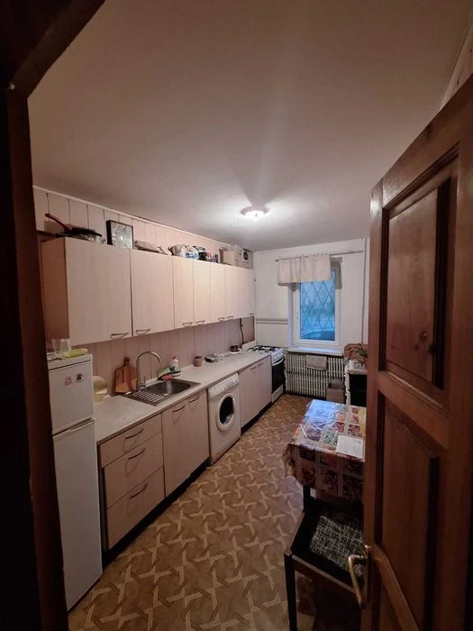 Urgent sale of 4-room apartment at 5 Dmitrievskaya Street.