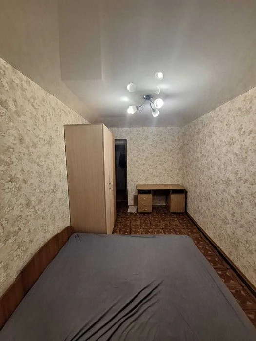 Urgent sale of 4-room apartment at 5 Dmitrievskaya Street.