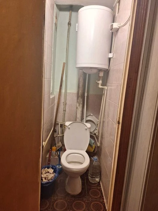 Urgent sale of 4-room apartment at 5 Dmitrievskaya Street.