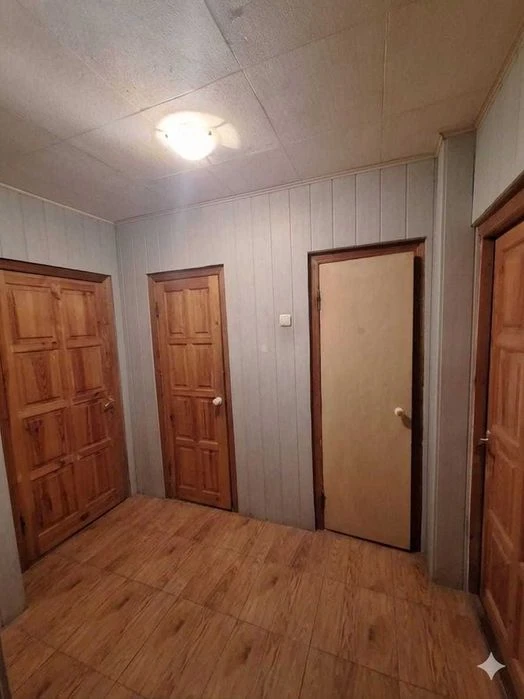 Urgent sale of 4-room apartment at 5 Dmitrievskaya Street.