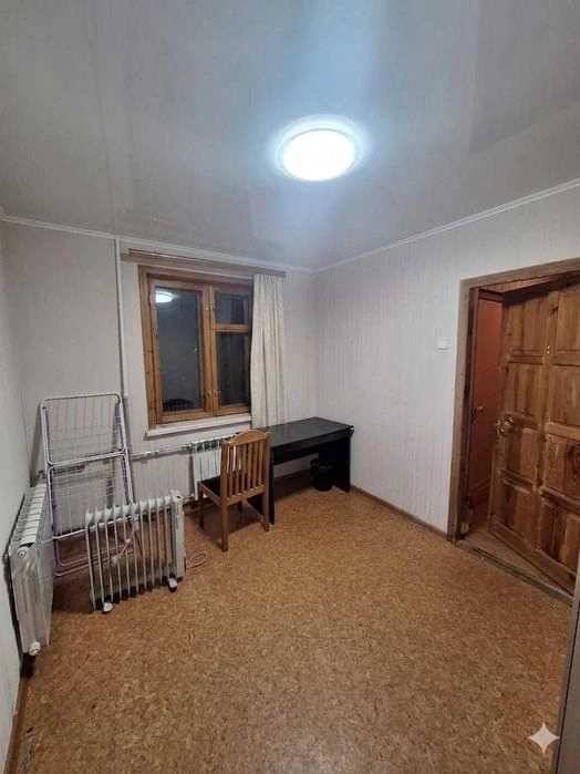 Urgent sale of 4-room apartment at 5 Dmitrievskaya Street.