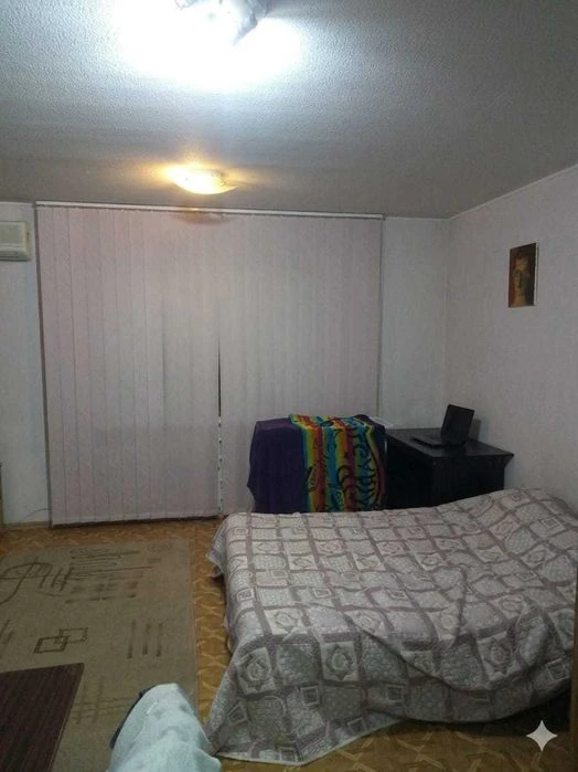 Urgent sale of 4-room apartment at 5 Dmitrievskaya Street.