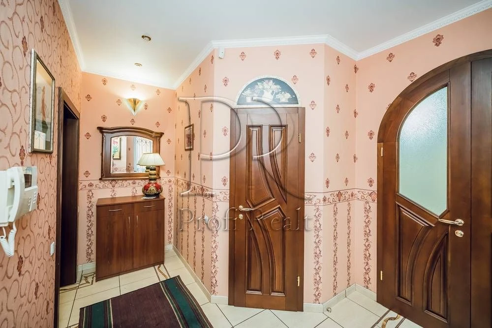 Rent of a 230 sq m house in Oskorki, within walking distance
