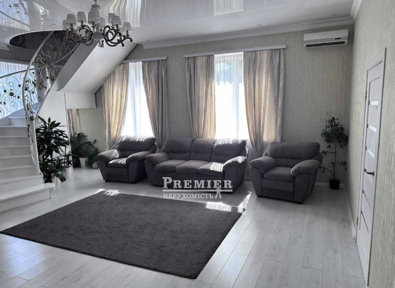 House for sale in the Golden Triangle with renovation.