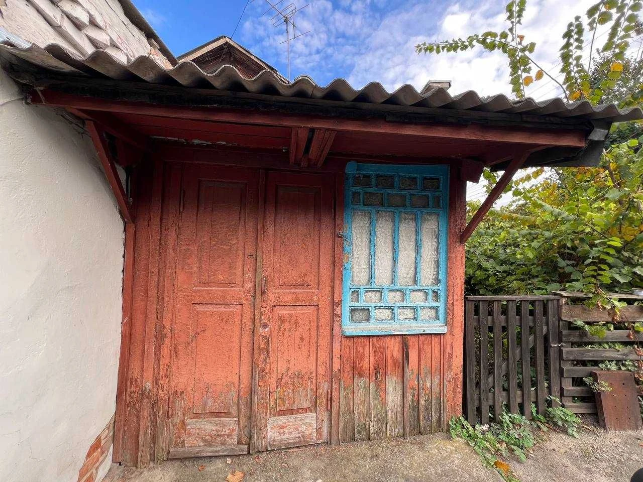 Part of a house on St. Sidorovsky. Center