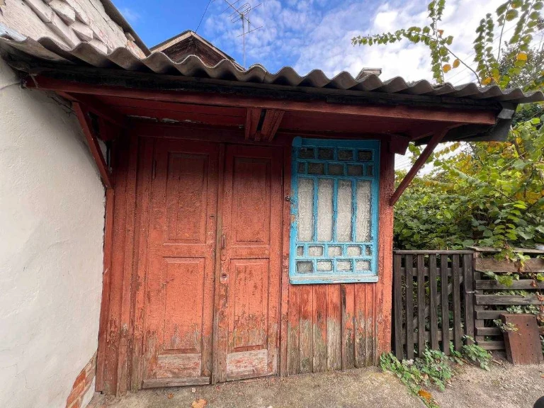 Part of a house on St. Sidorovsky. Center