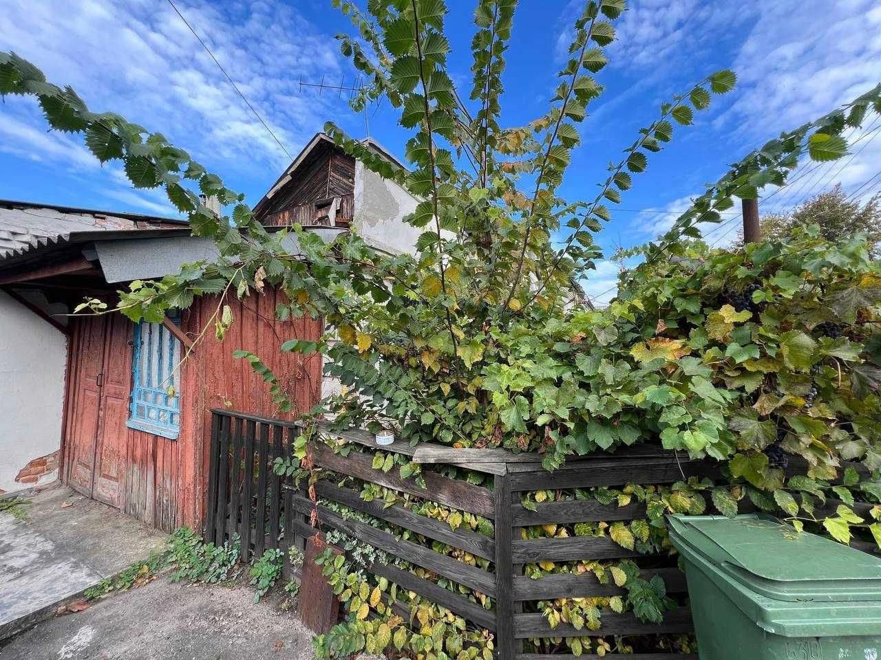 Part of a house on St. Sidorovsky. Center