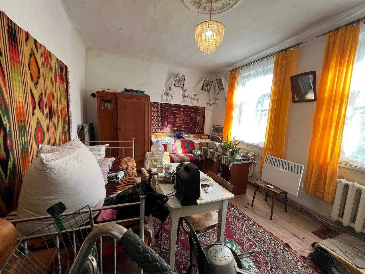 Part of a house on St. Sidorovsky. Center