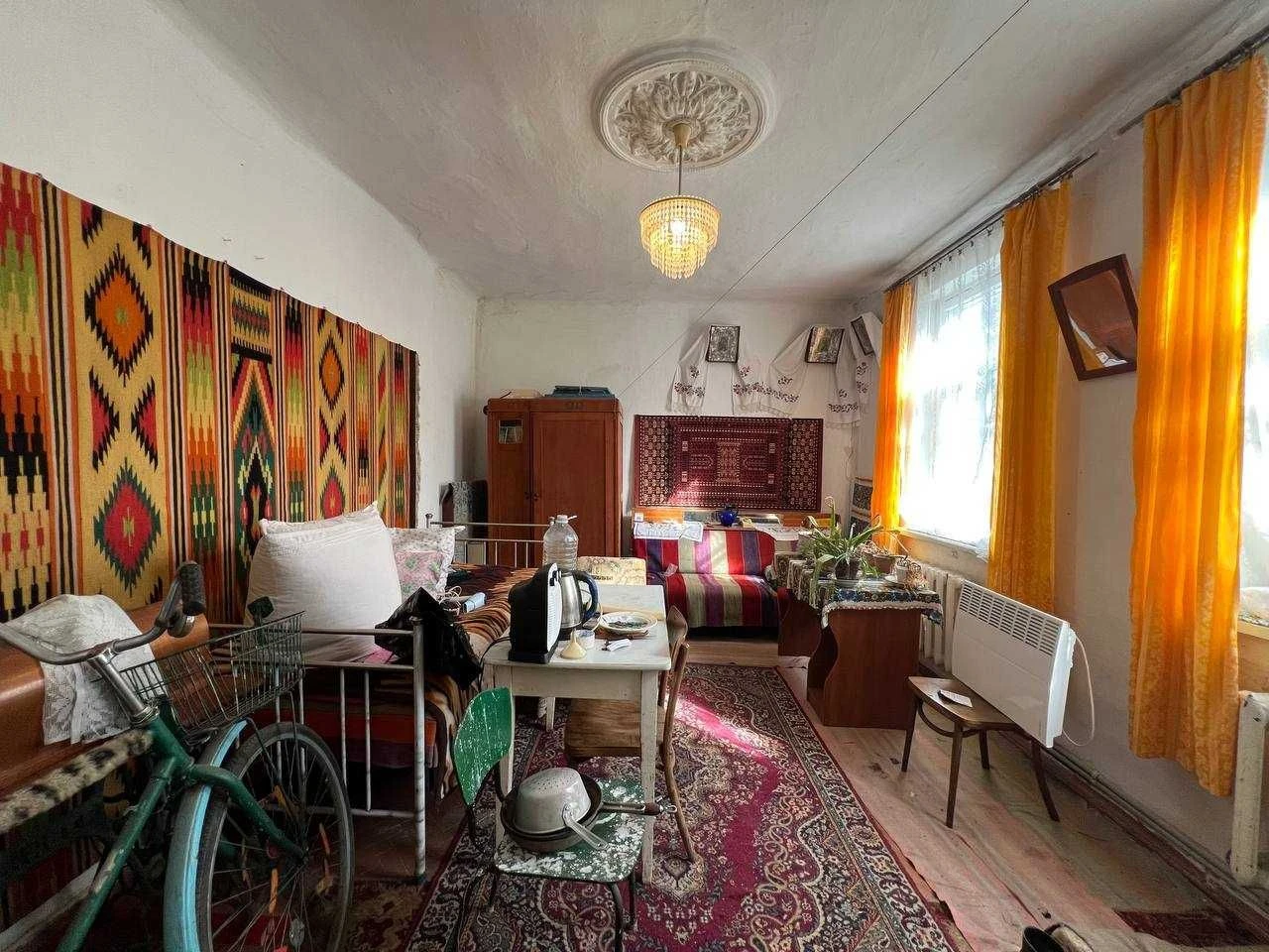 Part of a house on St. Sidorovsky. Center