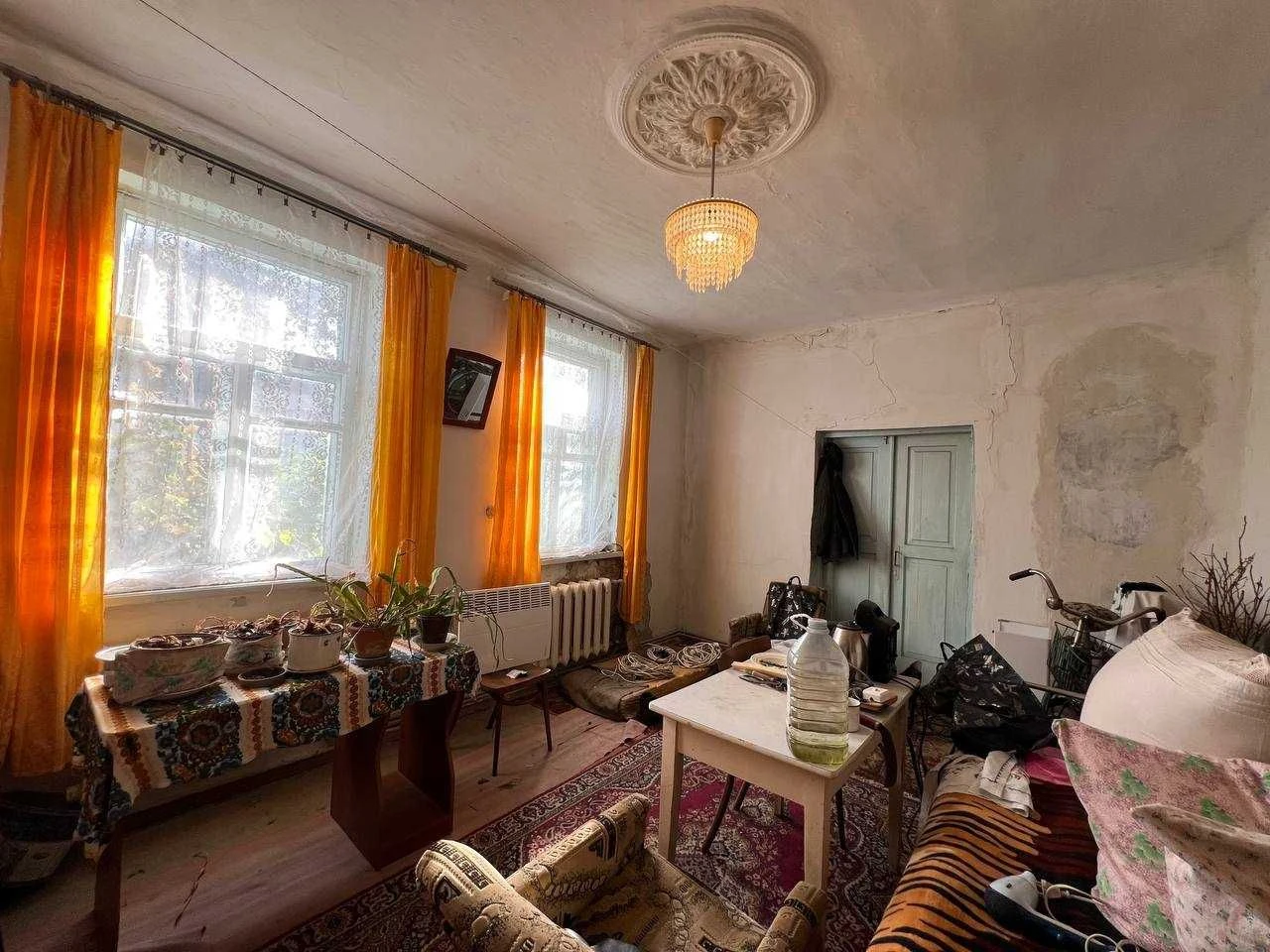 Part of a house on St. Sidorovsky. Center