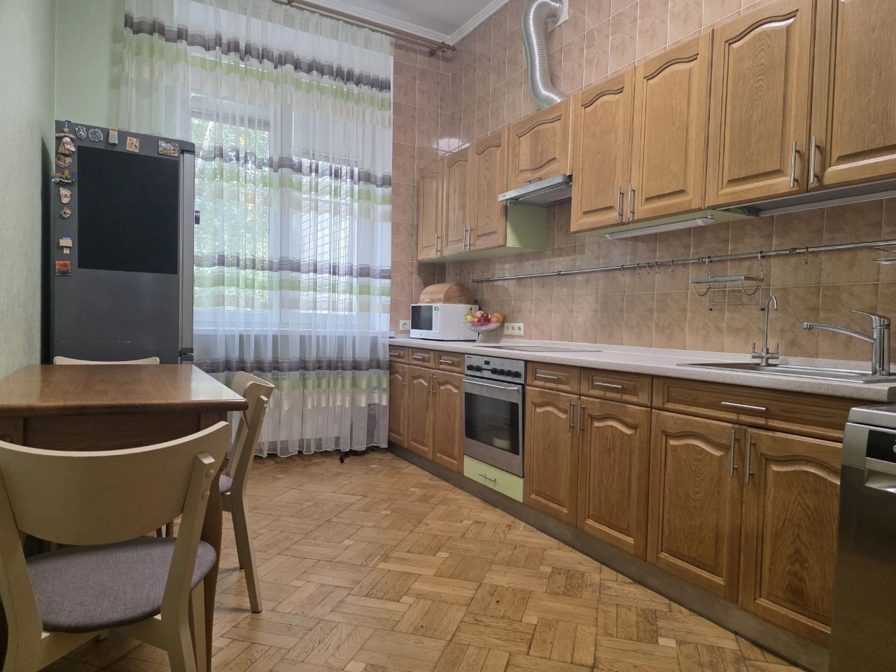 For Sale: 3-bedroom apartment on Lesya Ukrainy Street, 13