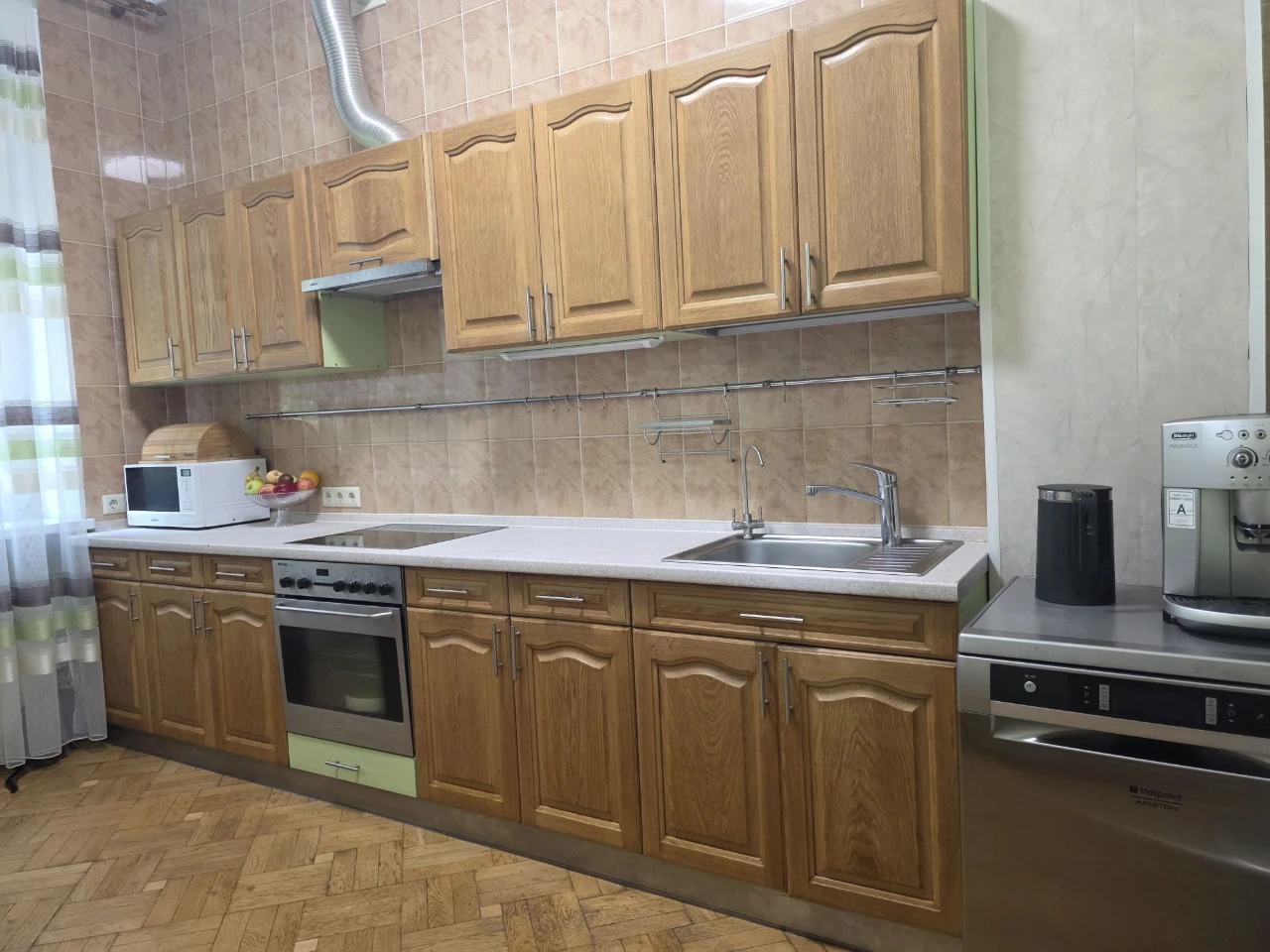 For Sale: 3-bedroom apartment on Lesya Ukrainy Street, 13