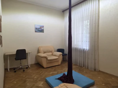 For Sale: 3-bedroom apartment on Lesya Ukrainy Street, 13