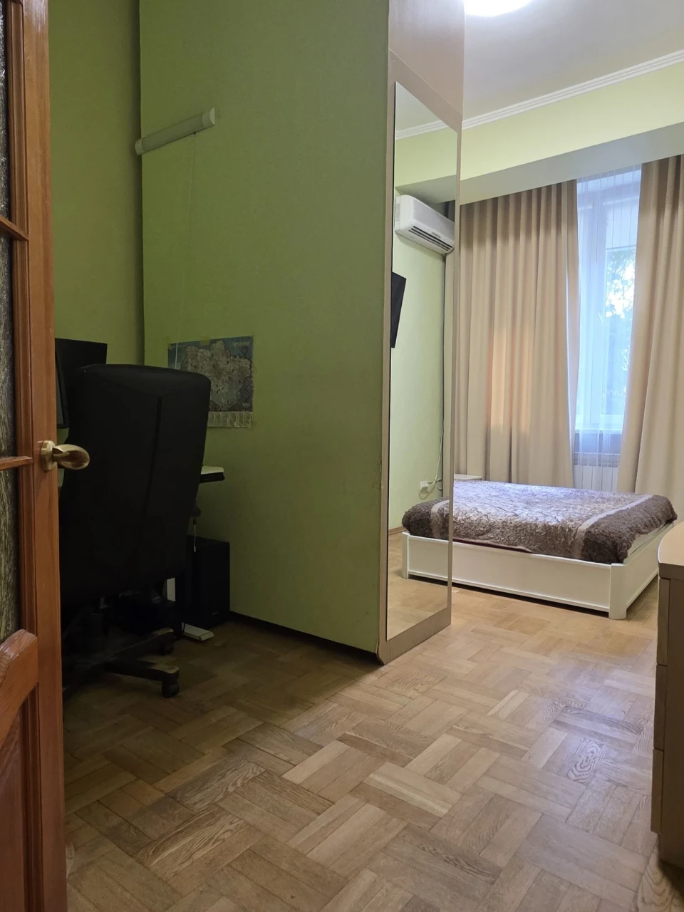 For Sale: 3-bedroom apartment on Lesya Ukrainy Street, 13