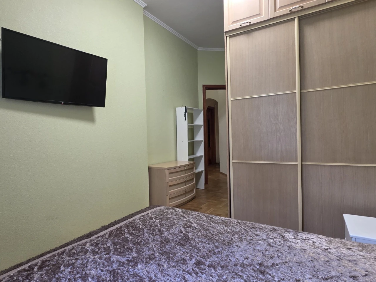 For Sale: 3-bedroom apartment on Lesya Ukrainy Street, 13