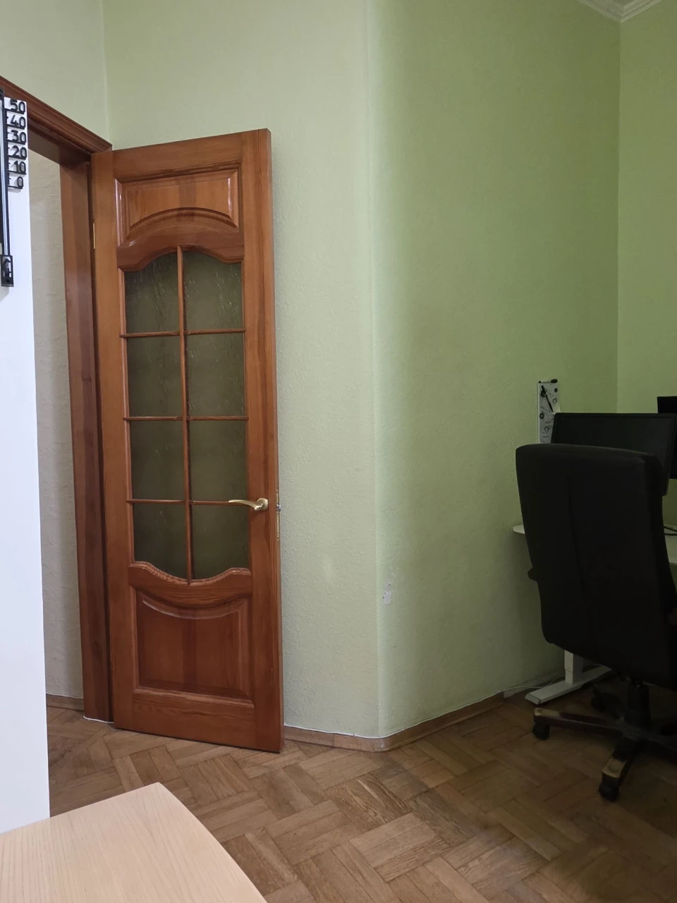 For Sale: 3-bedroom apartment on Lesya Ukrainy Street, 13