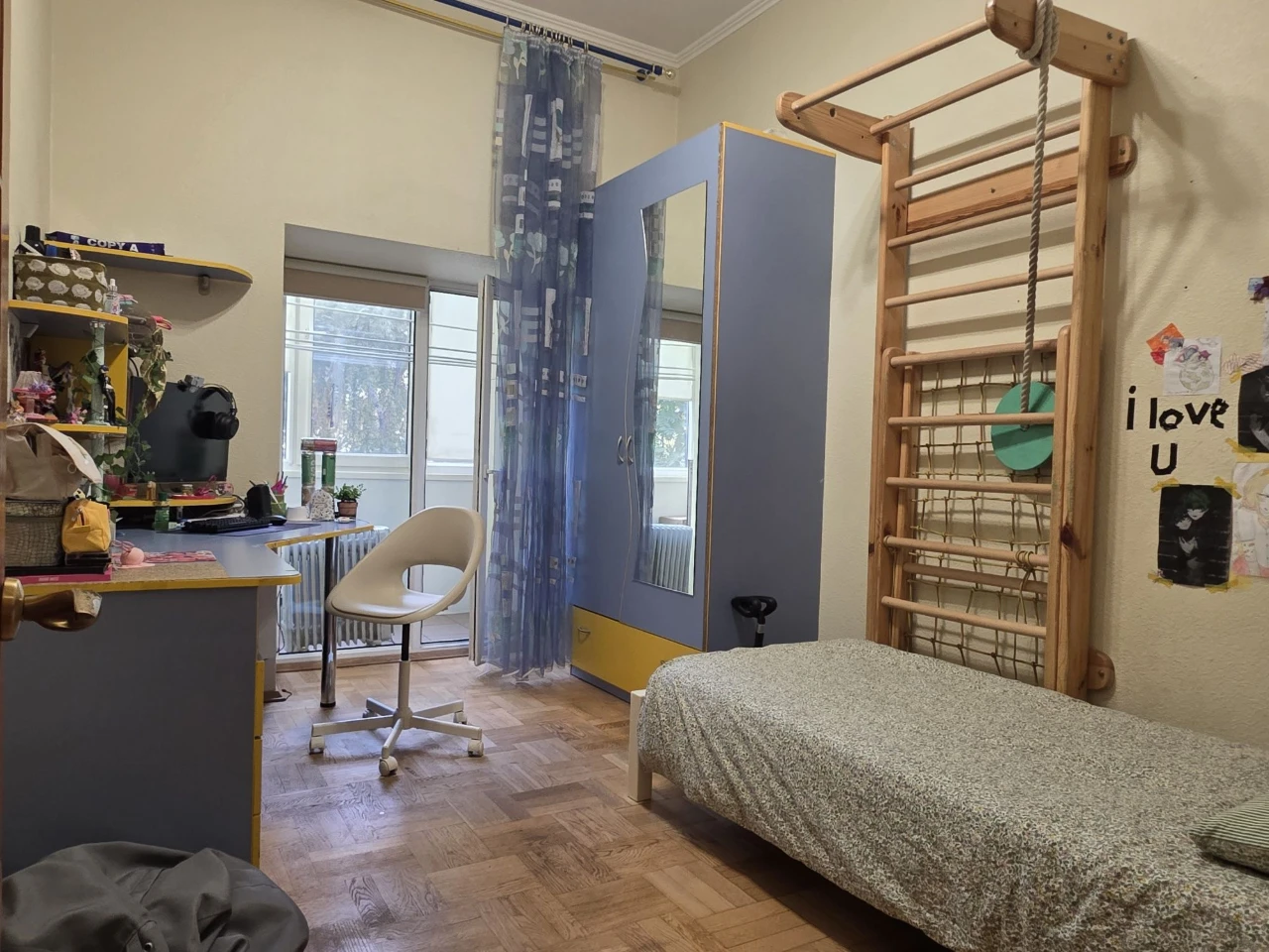 For Sale: 3-bedroom apartment on Lesya Ukrainy Street, 13