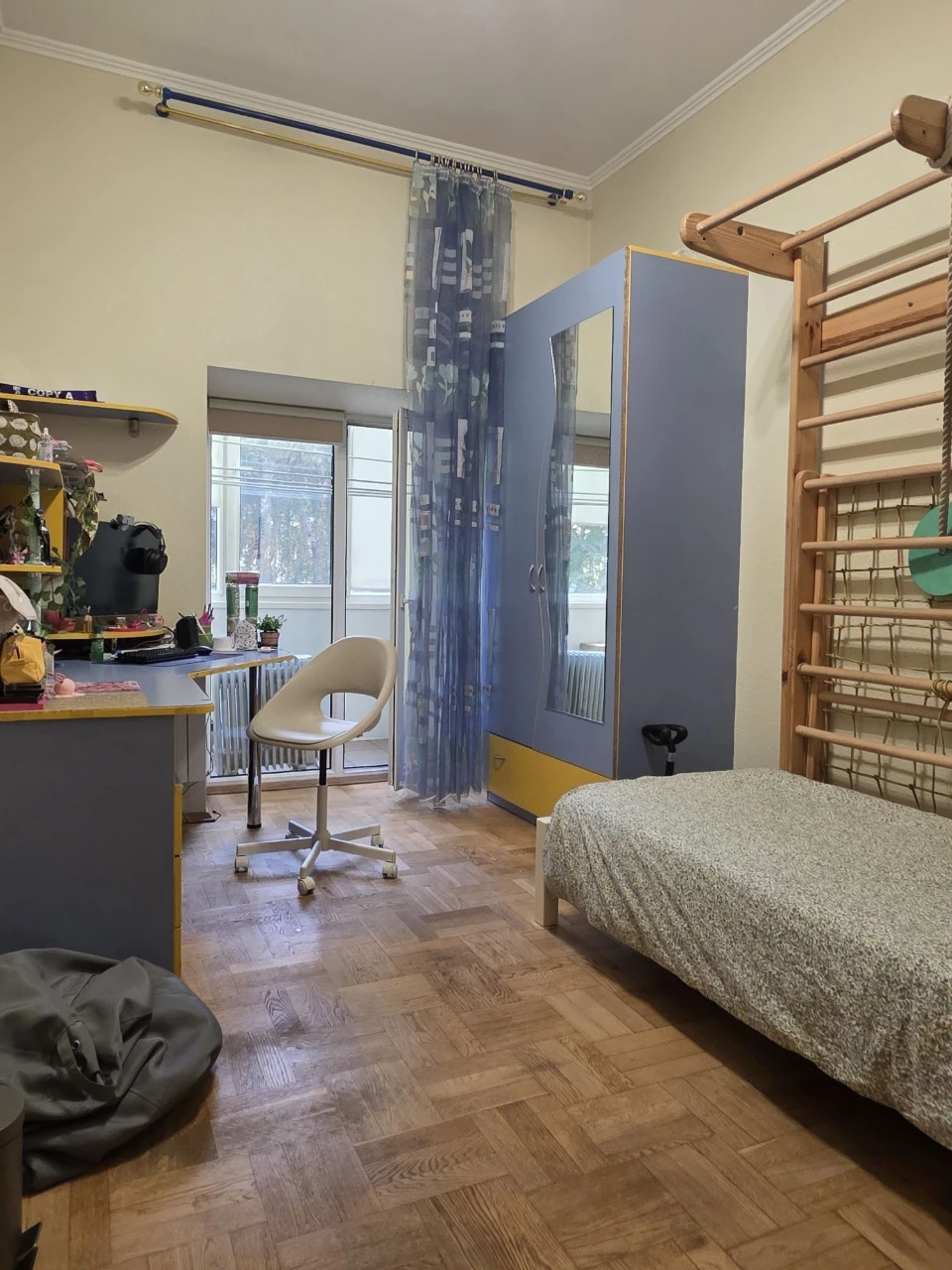 For Sale: 3-bedroom apartment on Lesya Ukrainy Street, 13