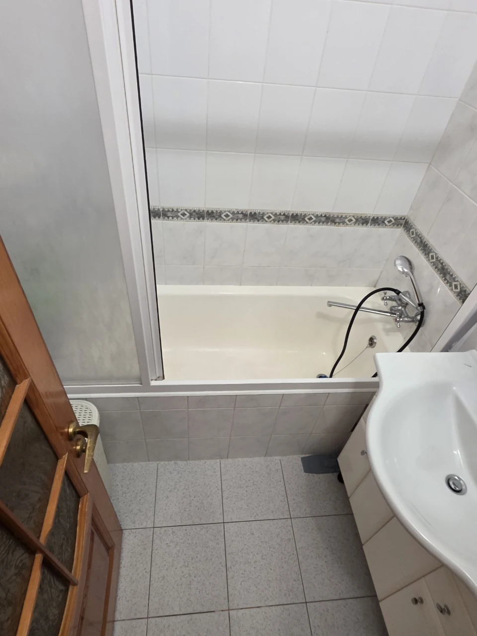 For Sale: 3-bedroom apartment on Lesya Ukrainy Street, 13