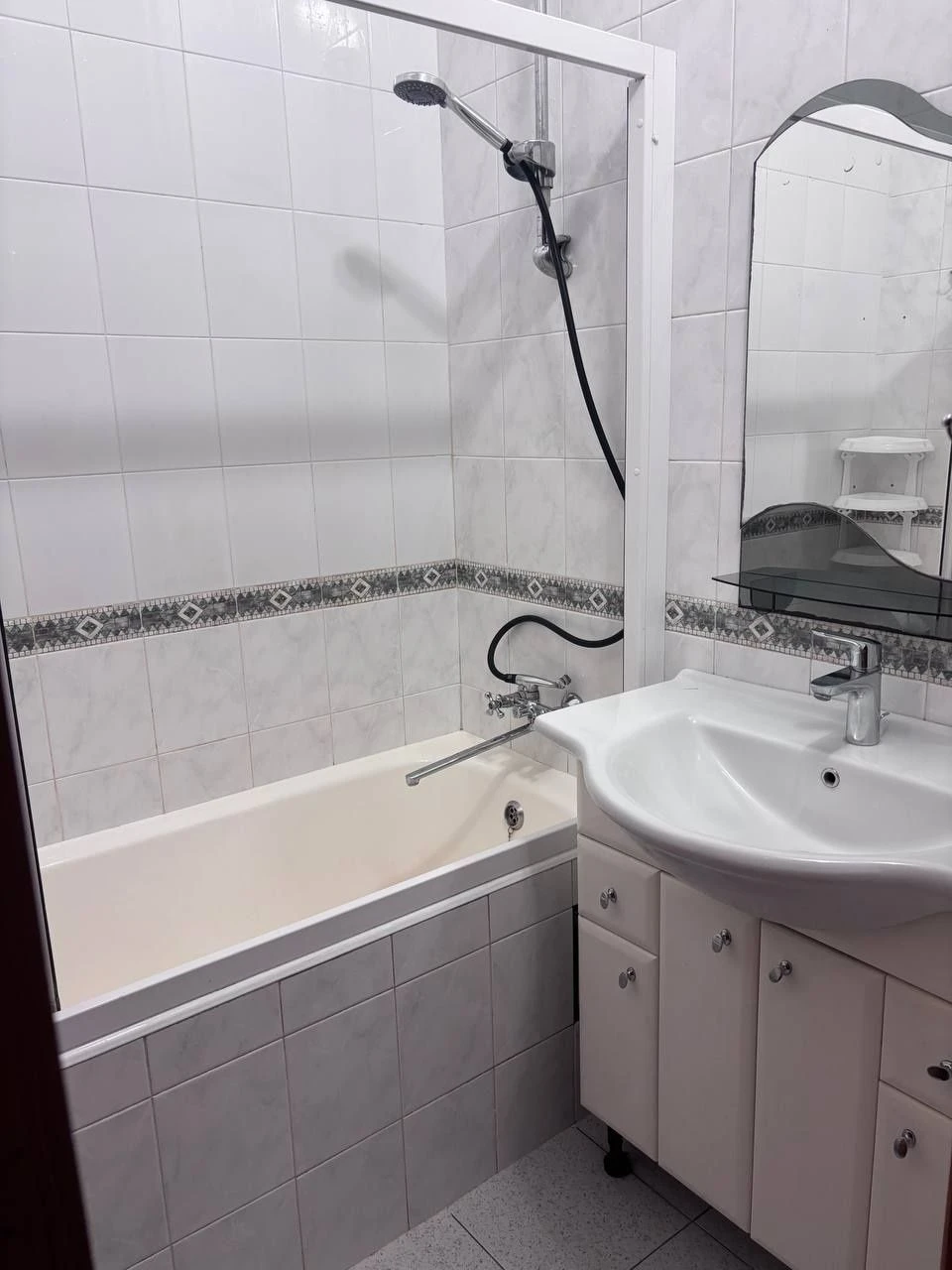 For Sale: 3-bedroom apartment on Lesya Ukrainy Street, 13