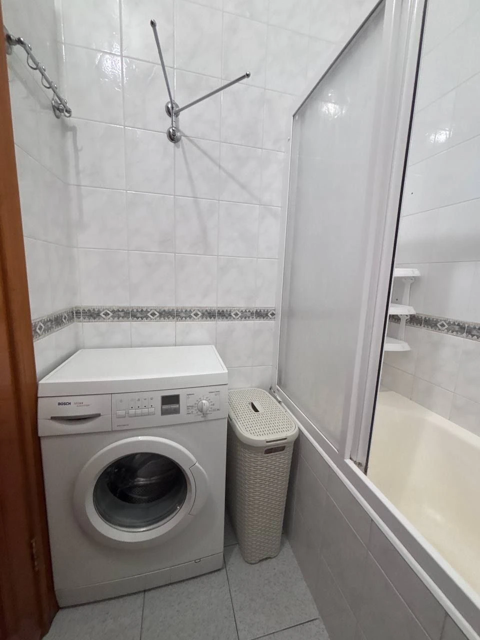 For Sale: 3-bedroom apartment on Lesya Ukrainy Street, 13
