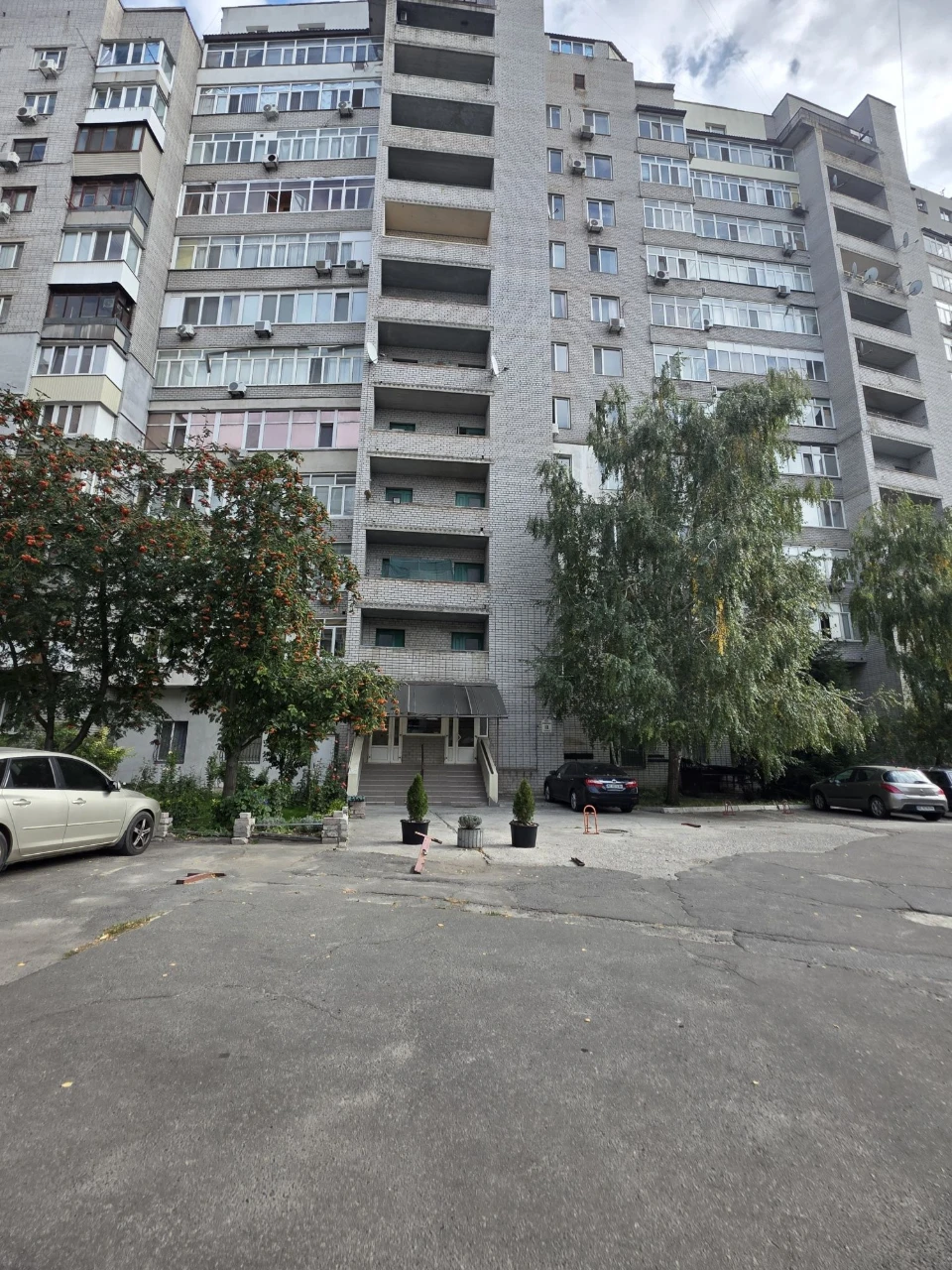 For Sale: 3-bedroom apartment on Lesya Ukrainy Street, 13
