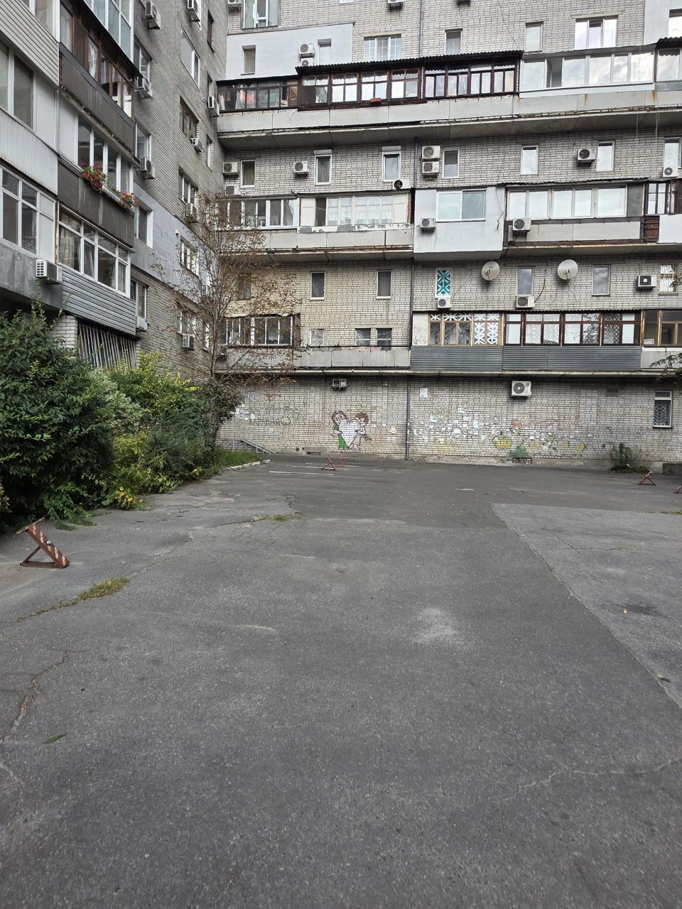 For Sale: 3-bedroom apartment on Lesya Ukrainy Street, 13