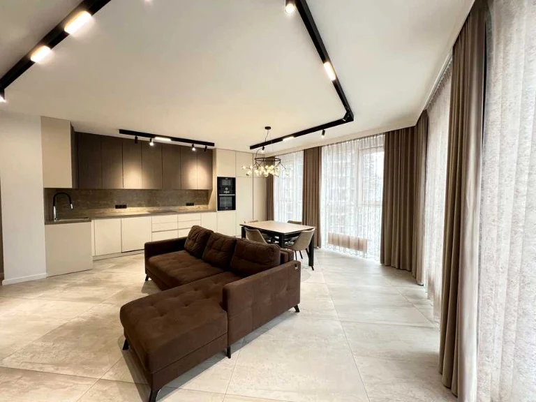 Apartment. Hlybchyska St.