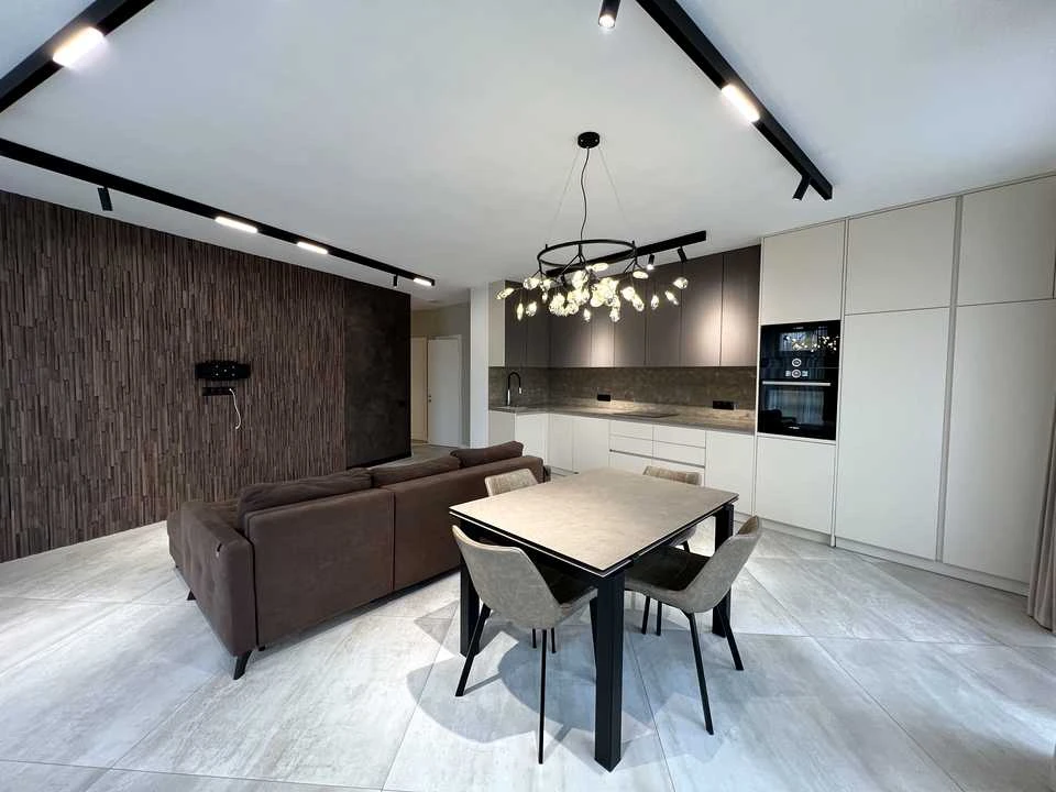 Apartment. Hlybchyska St.