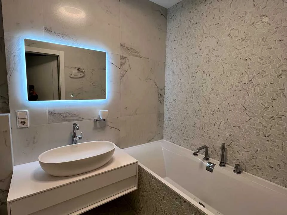 Apartment. Hlybchyska St.