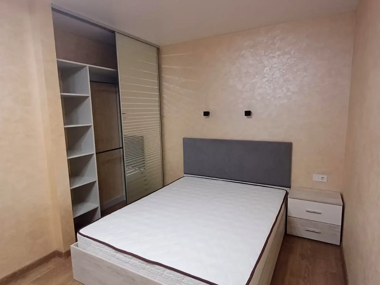 Rent 1-bedroom apartment 34 m² on 6th floor of a building.
