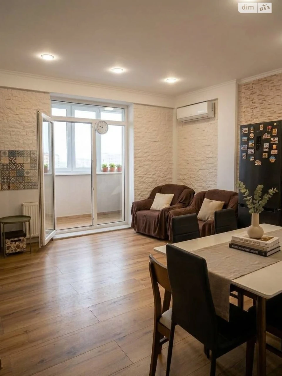 Sale of Apartment, Left Bank