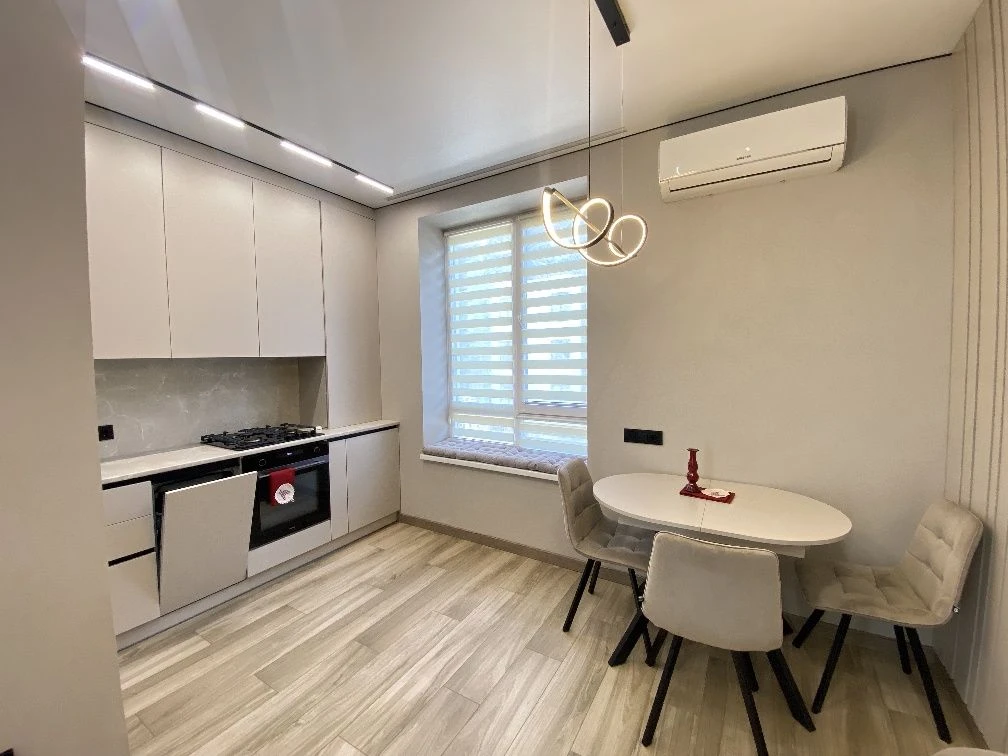 Sale of a 1-bedroom apartment with designer renovation | ЖК Лу