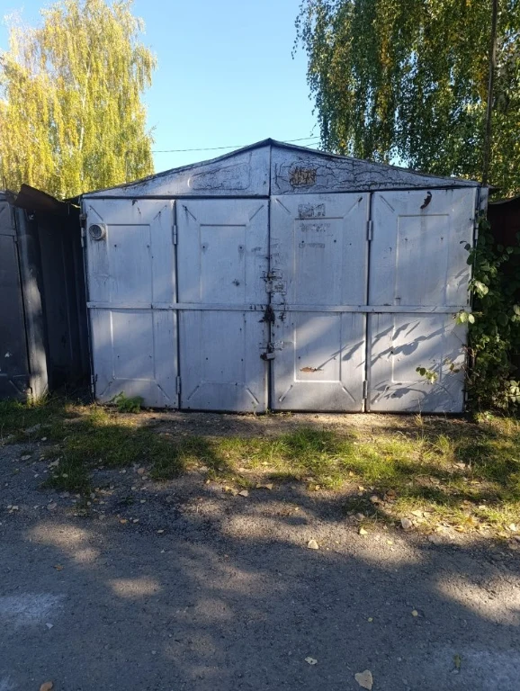 Metal Garage with Location