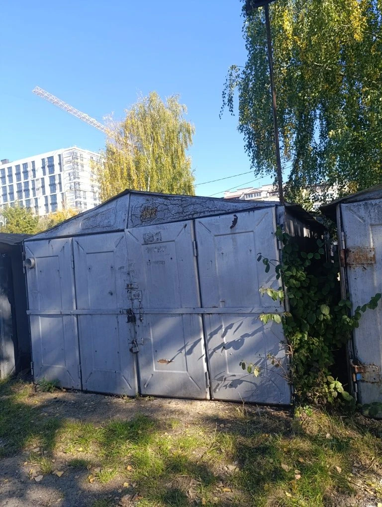 Metal Garage with Location
