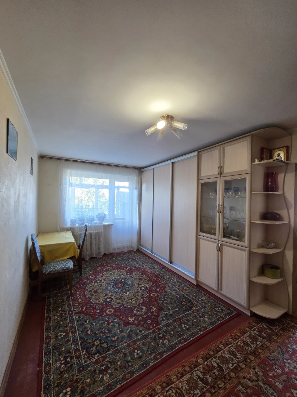 Selling a 2-bedroom apartment in the city center, 4th floor of 5