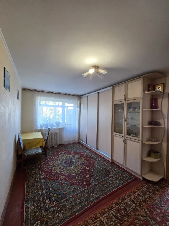 Selling a 2-bedroom apartment in the city center, 4th floor of 5