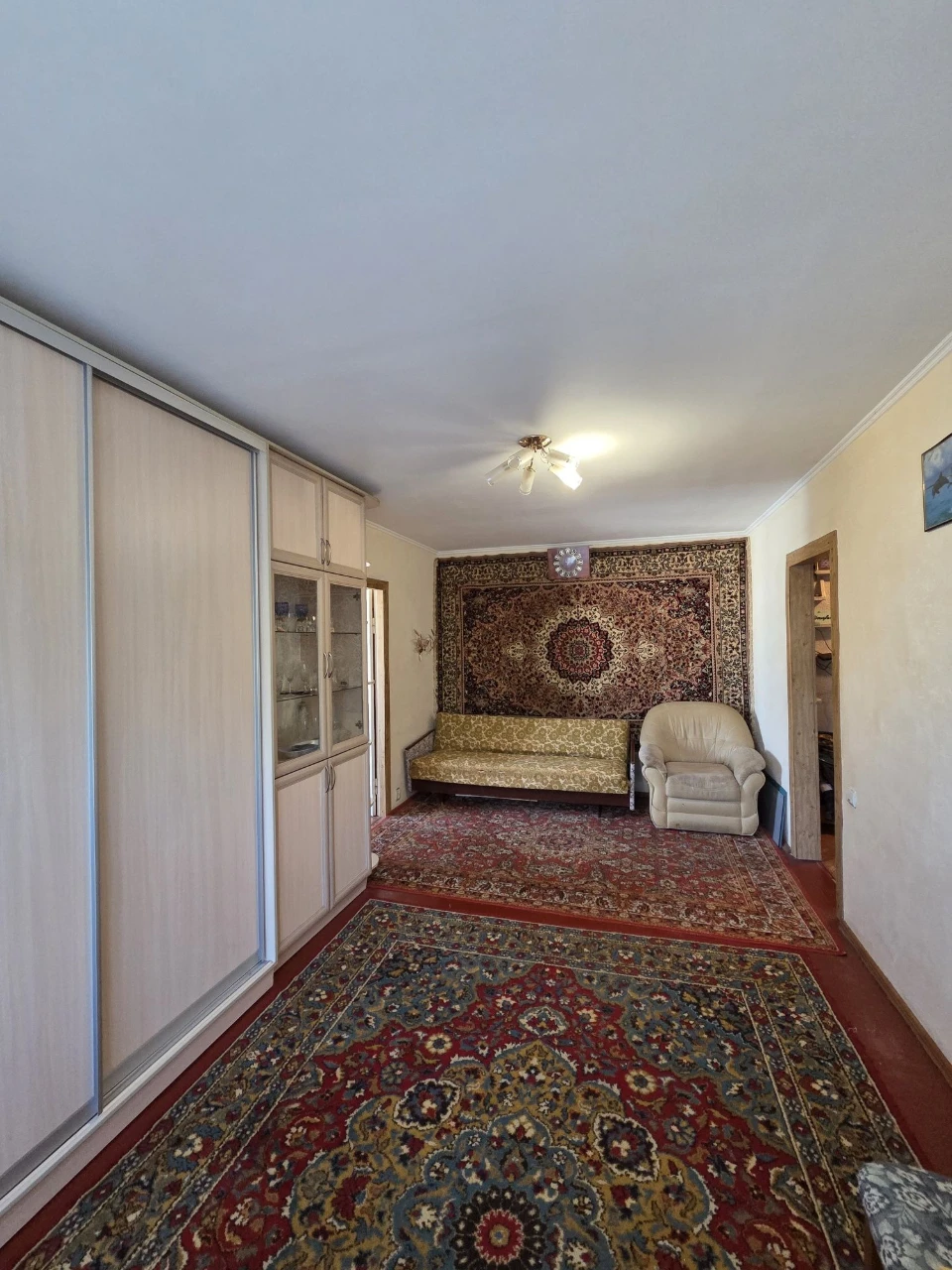 Selling a 2-bedroom apartment in the city center, 4th floor of 5