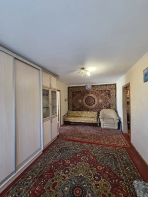Selling a 2-bedroom apartment in the city center, 4th floor of 5