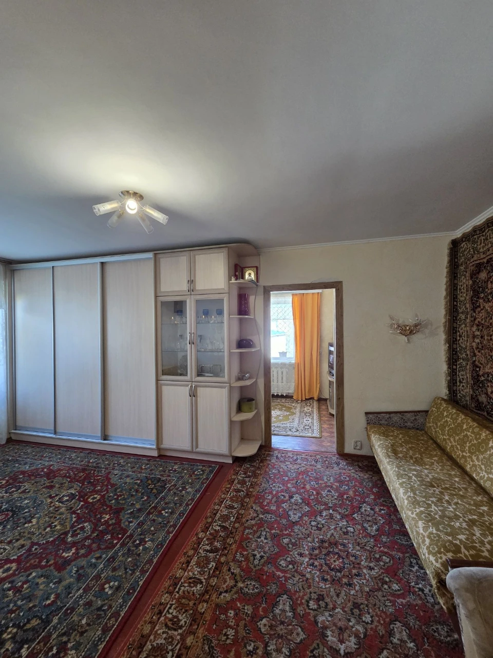 Selling a 2-bedroom apartment in the city center, 4th floor of 5