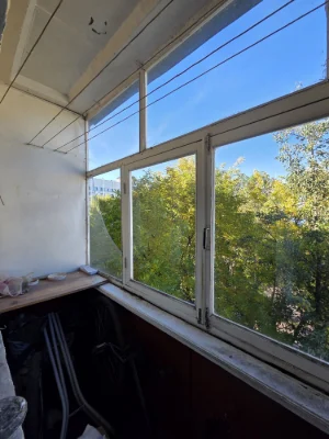Selling a 2-bedroom apartment in the city center, 4th floor of 5