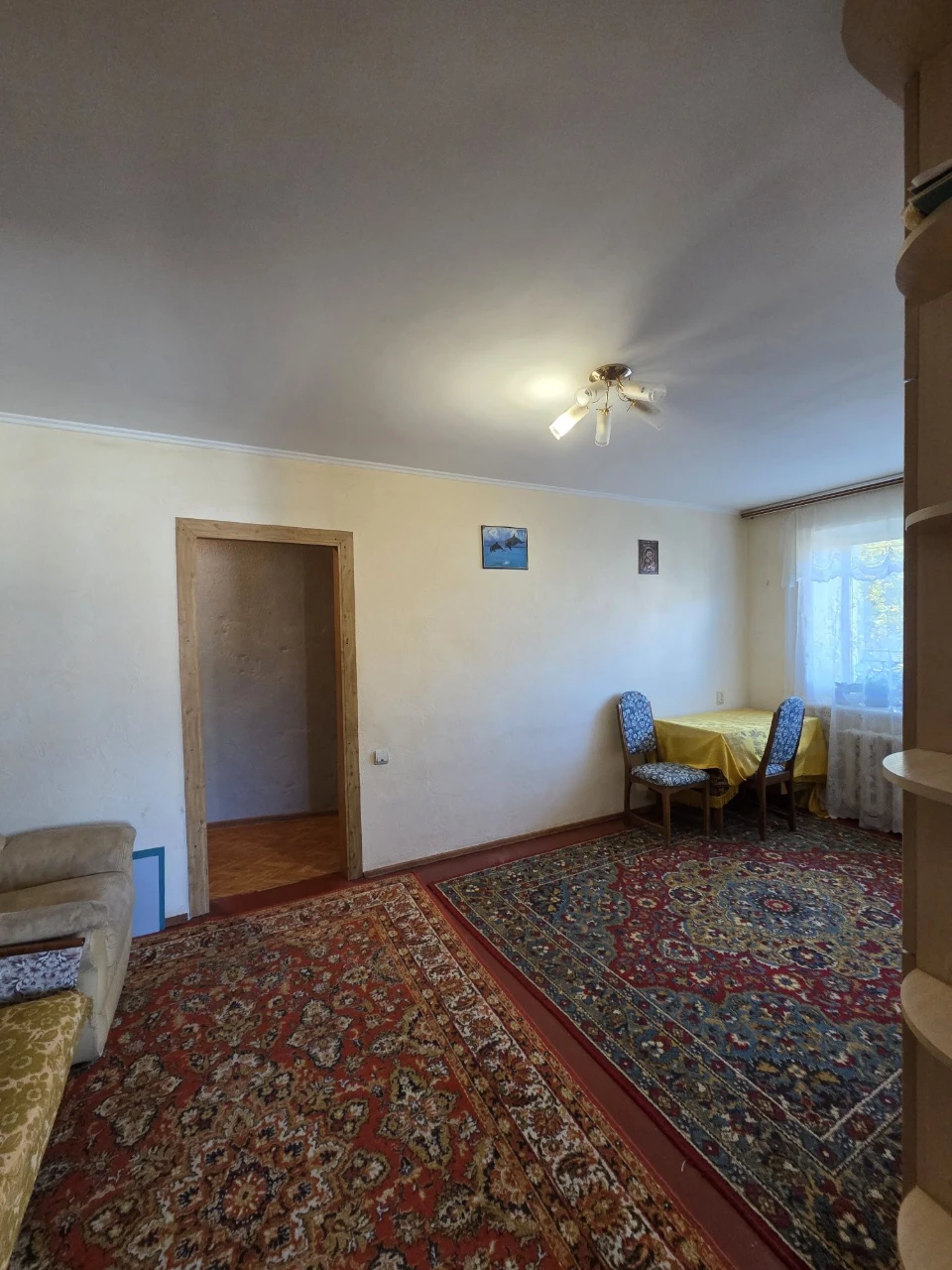 Selling a 2-bedroom apartment in the city center, 4th floor of 5