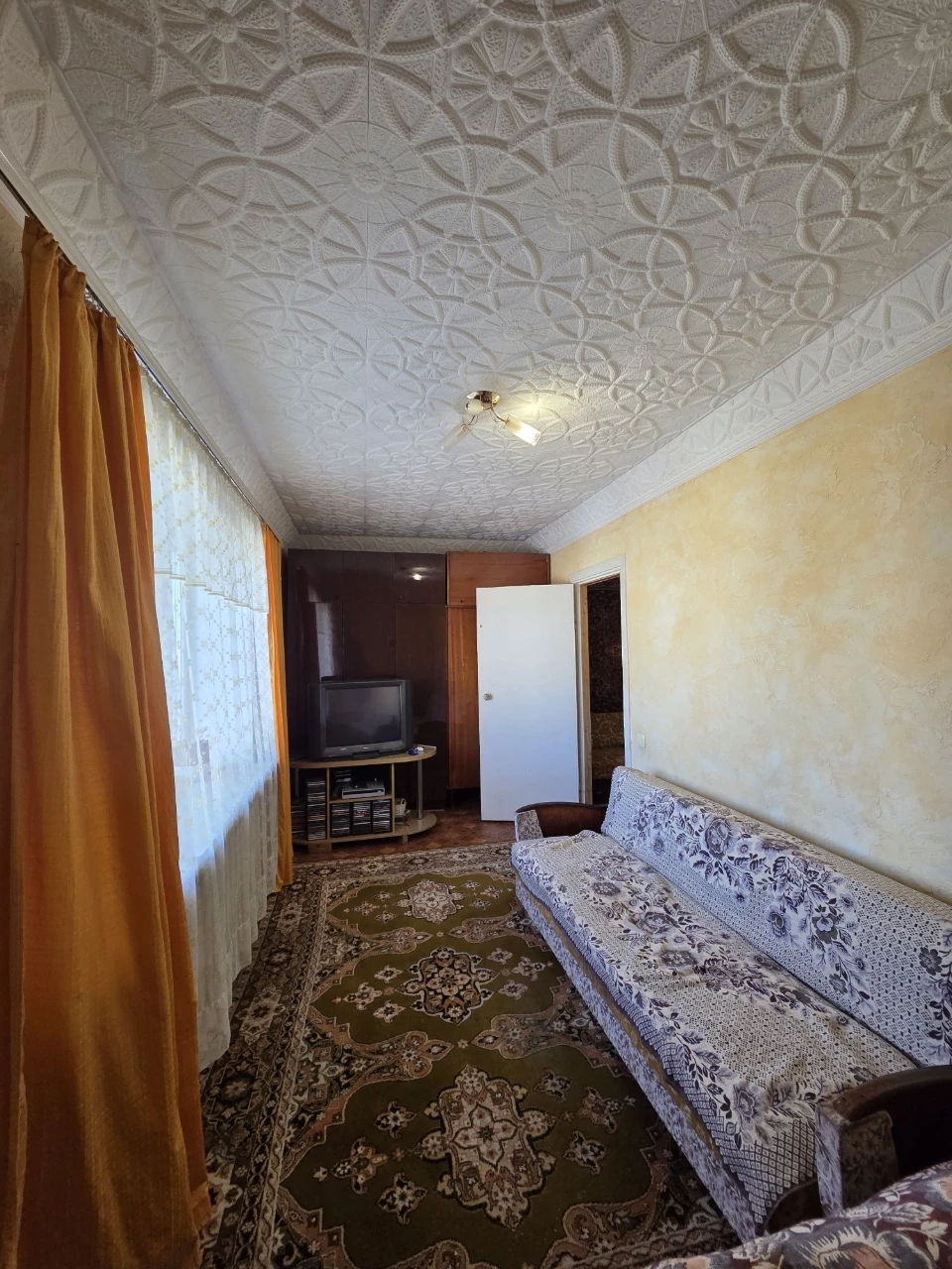 Selling a 2-bedroom apartment in the city center, 4th floor of 5